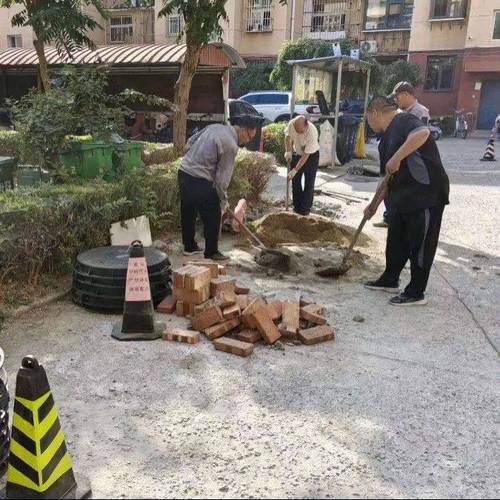 围墙成“危墙”,过往居民心慌慌,物业办协调解隐患!