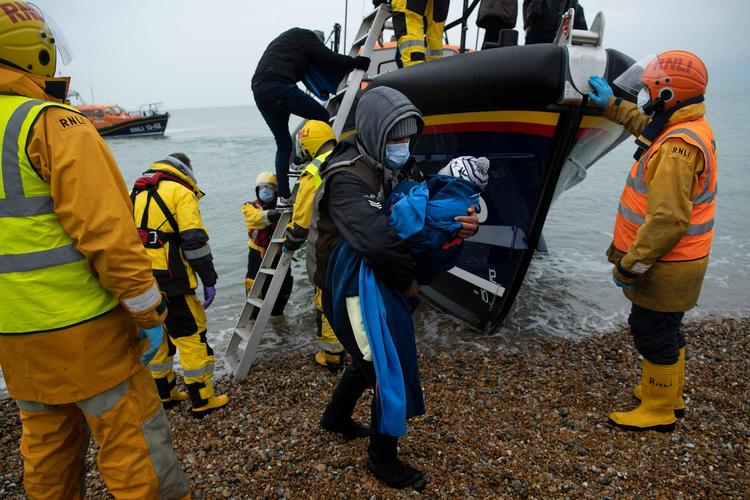 英内政部称2名移民在试图穿越英吉利海峡时死亡