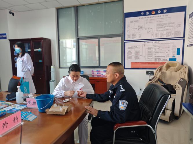 西藏吉隆:义诊送健康 关怀暖警心
