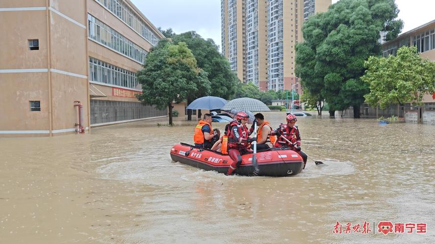 暴雨致广西巴马城区多路段被淹 民警紧急救援
