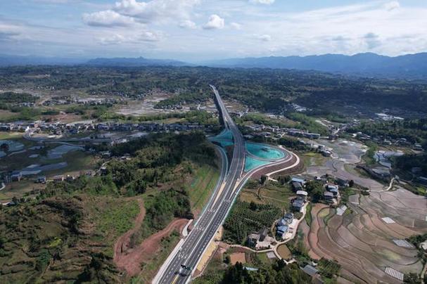川渝新通道开梁高速全线通车
