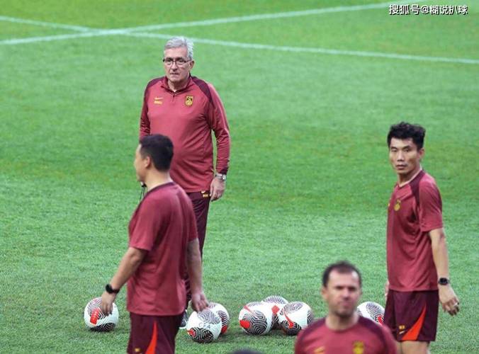国足教练组观战浙江vs海港