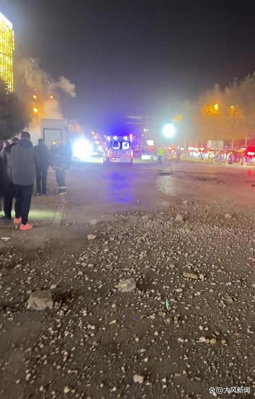 安徽一路口供暖管道局部爆裂!4名过路群众受伤