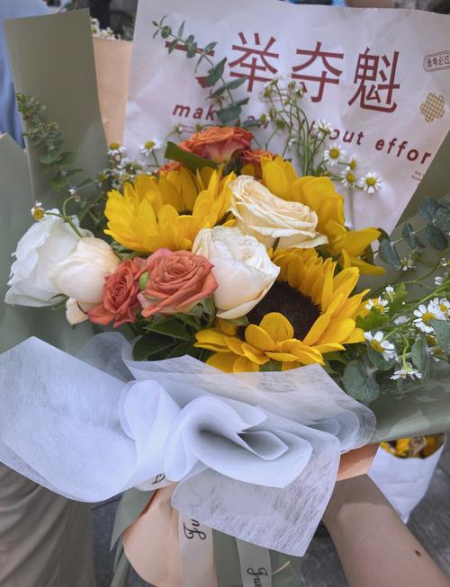 高二学子考场外卖花体验生活