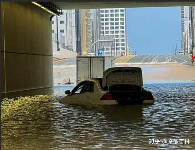 天空一秒变绿,司机弃车逃生!阿联酋突遭75年来最严重暴雨