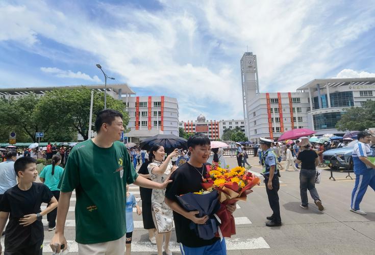2024年吉林省高考省实验中学考点第一个走出考场的孩子说:我要怎么开心怎么来!