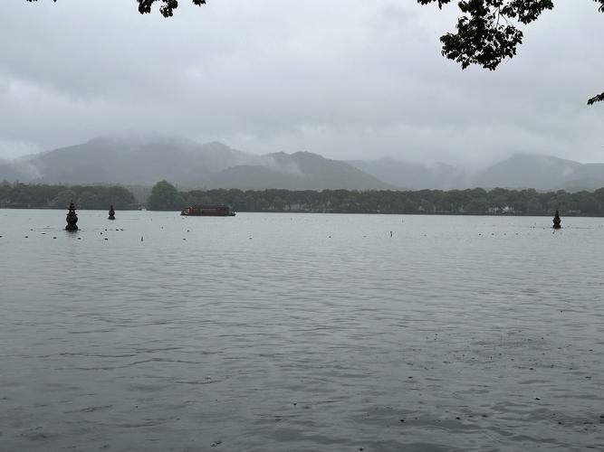 “杭州西湖日” 雨中游西湖