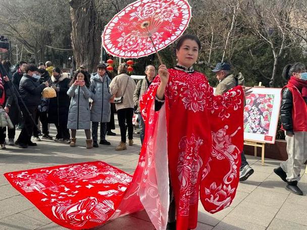 兰州:市民元宵节赏年画、玩非遗