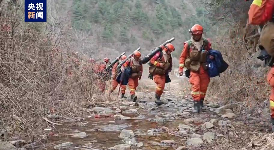 甘肃天水突发山火,森林消防队伍紧急出动扑救