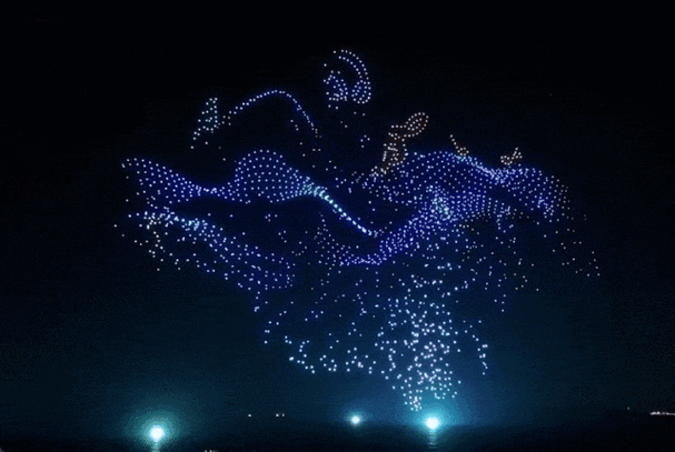万架无人机点亮深圳夜空 一起探访起飞现场→