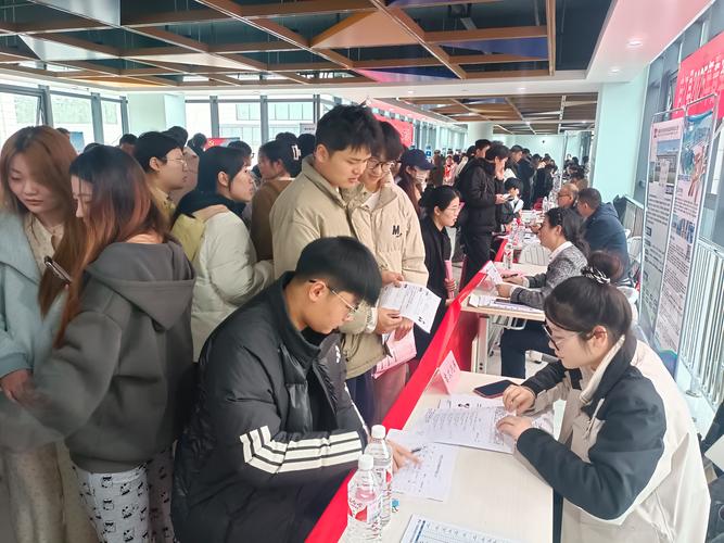 市就业局邀请业内人士为大学生创业答疑解惑