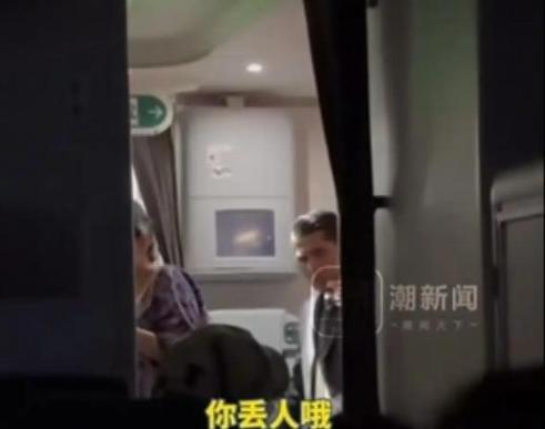 新加坡飞上海航班,一名女子闹事导致飞机延误,遭全网曝光!