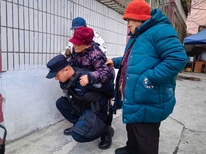 点赞!敦煌交警化身“蹬车侠”护送迷路老人回家