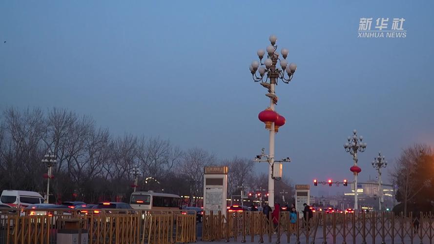(新春走基层)长安街大红灯笼和中国结全部点亮