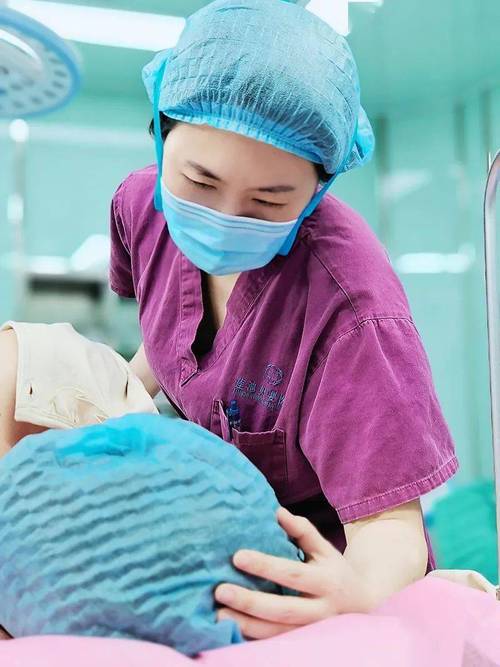 护士24小时丨湖南省人医手术室:“流水线”上的巡回护士,“披星戴月”地守护