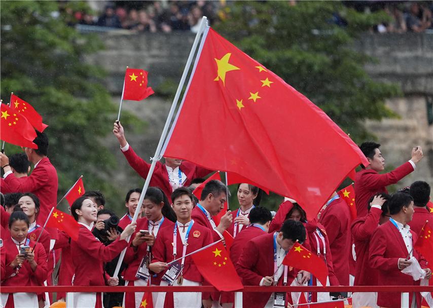 满场“中国红”、特别版球衣 奥运赛场的拼搏之路从不孤单