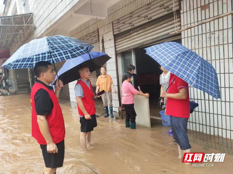 罕见特大暴雨来袭 洪水围困的夷望溪镇经历了什么?