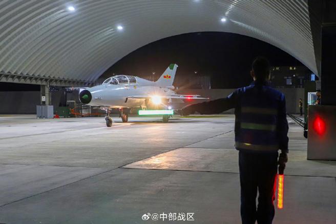 超酷!空军战机夜训炫彩流光大片