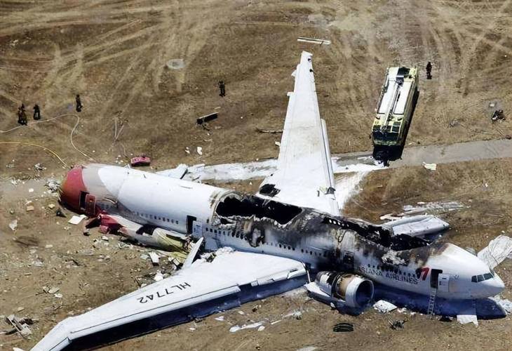 英国一架战机在皇家空军基地附近坠毁 1名飞行员死亡