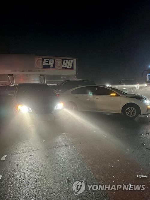 韩国高速路事故车辆过百 原因为道路结冰