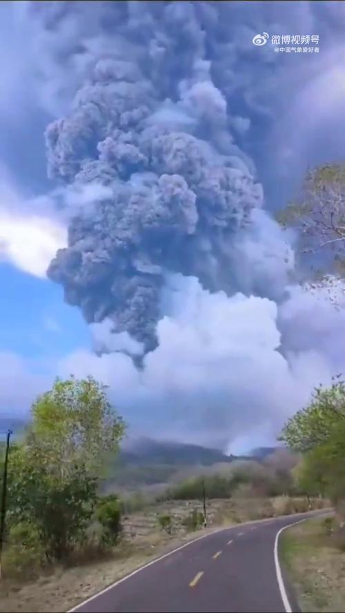 印尼伊布火山喷发 火山灰柱高达600米