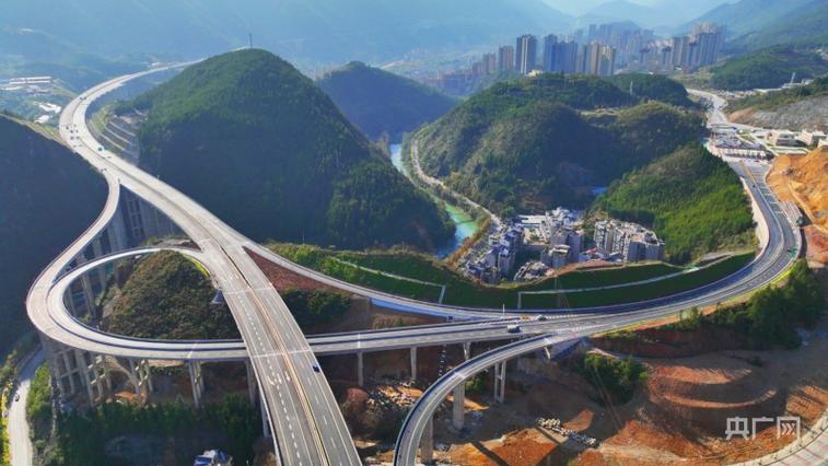 渝陕首条直连高速公路巫镇高速正式建成通车