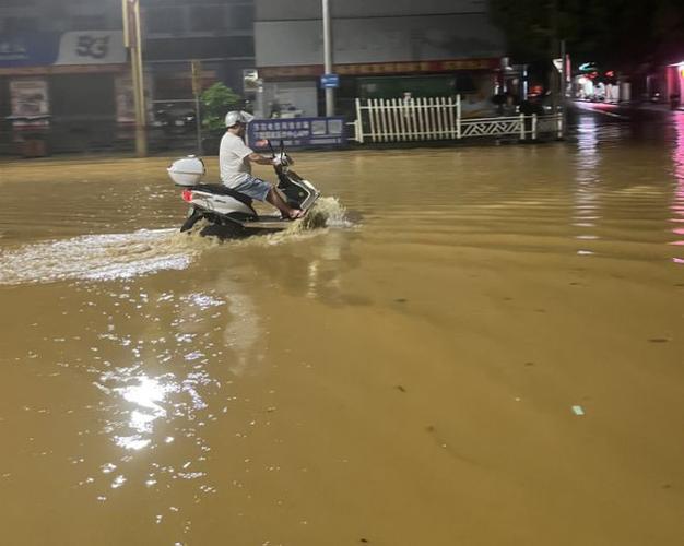 广西降雨内涝致多人被困 未来三天强降雨仍将持续