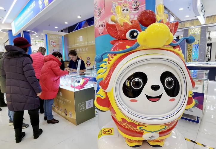 “龙墩墩”来啦!冰墩墩龙年新春特别版系列产品今日开售