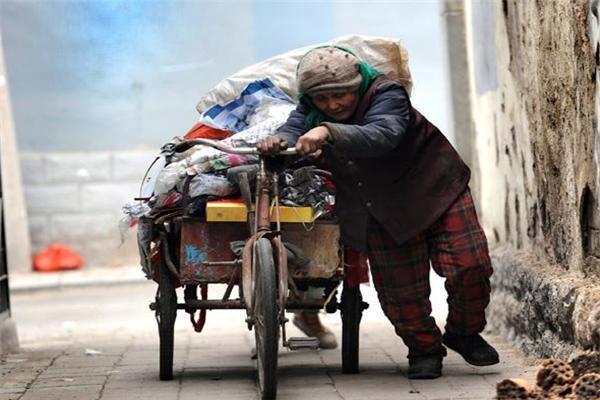 法庭门口来了位拾荒老人……