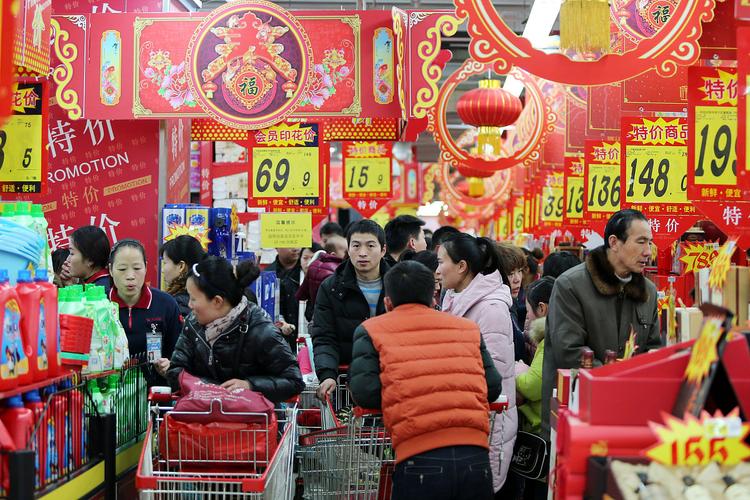 多地年货市场购销“热力十足” 带动节前消费潮“热火朝天”