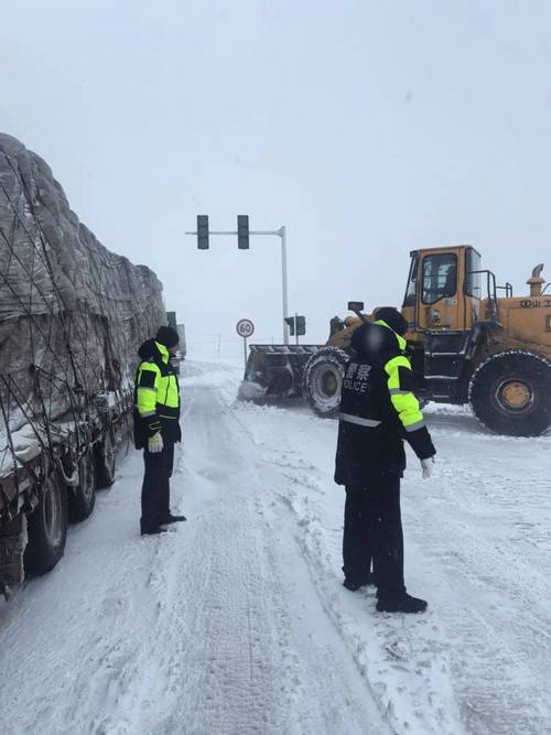 福建龙岩:降雪结冰致数百辆车通行受阻,消防员紧急抢通
