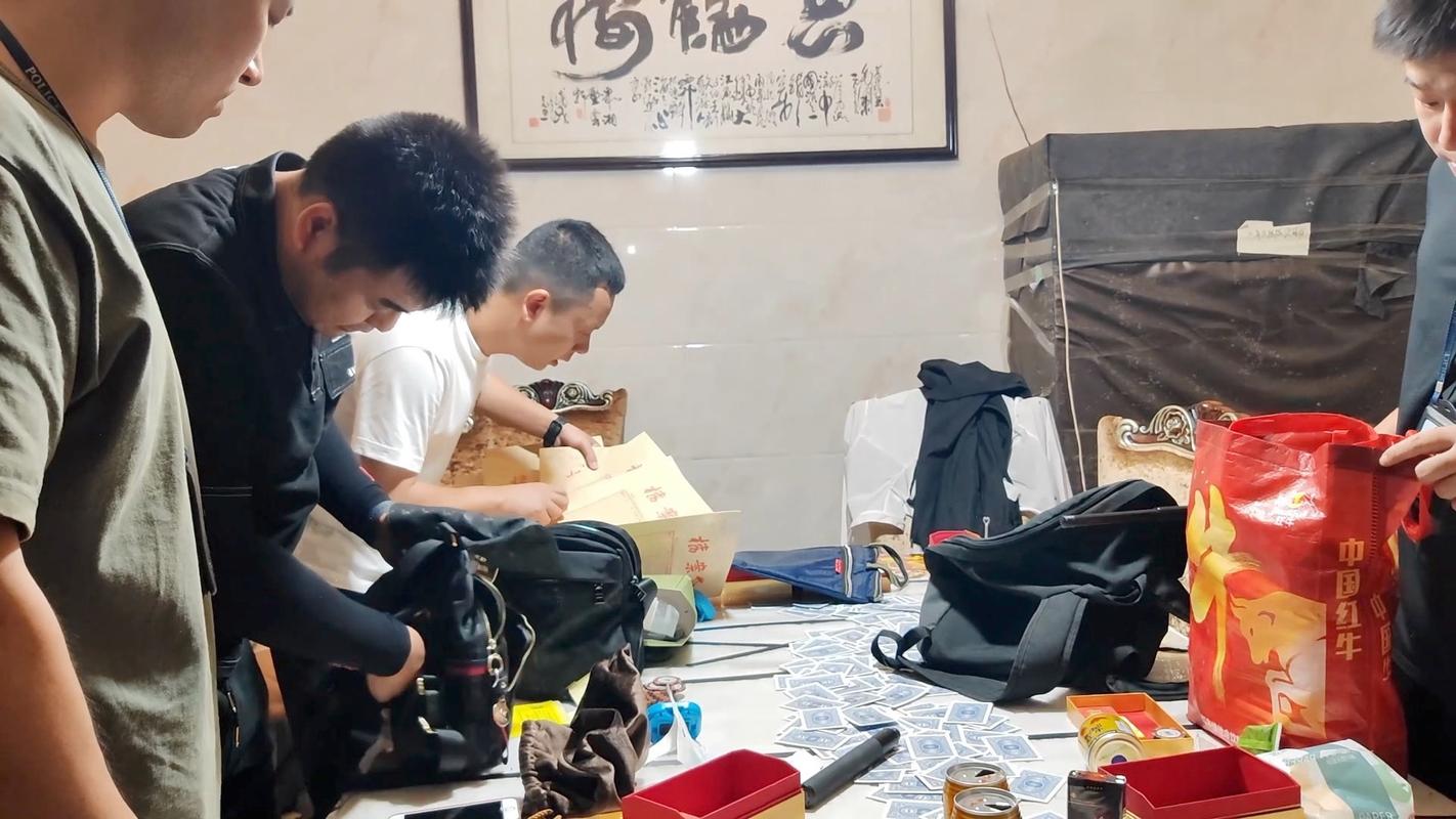 嫌疑人正喝茶时被办案民警抓获浙江天台打掉一个涉私假烟犯罪网络