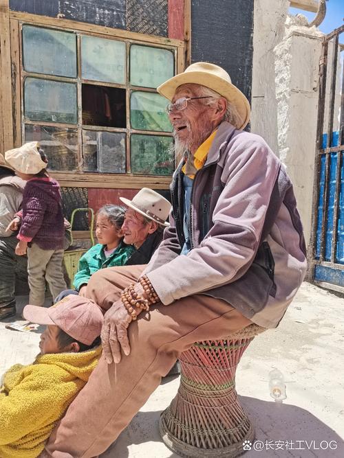 云南迪庆通火车了 这位79岁的藏族老人想坐上动车再到北京去!