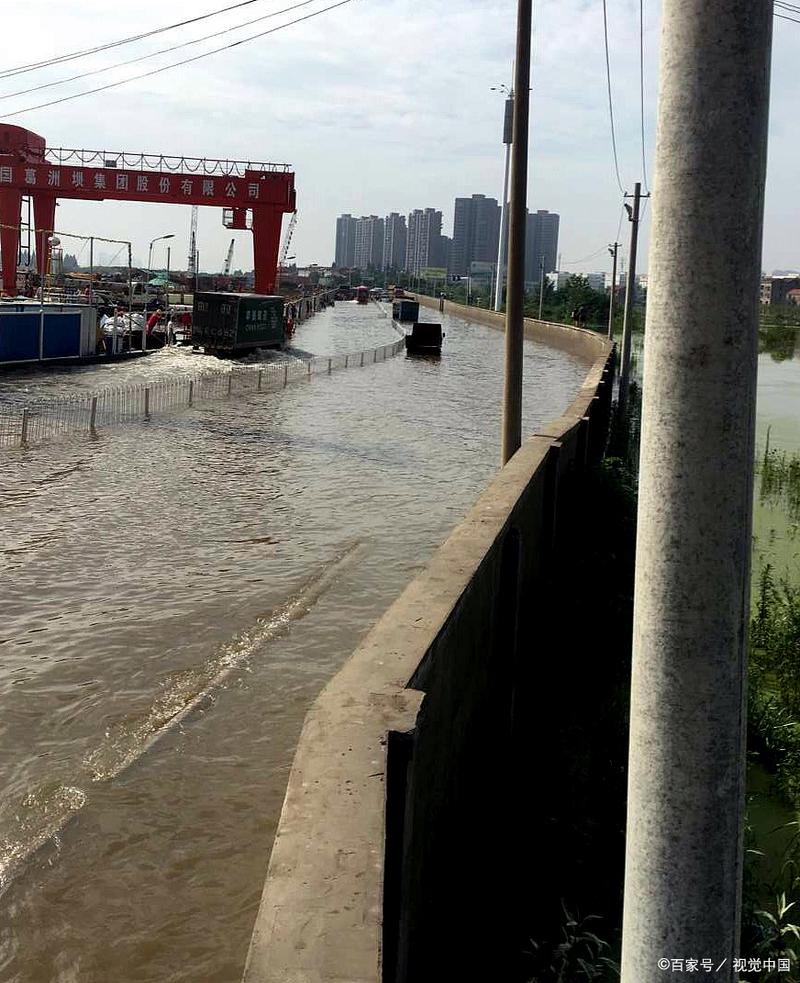 西安在建地铁施工中突发涌水涌砂造成部分路面塌陷 现场无人员伤亡