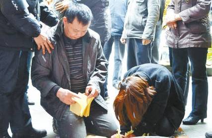 女生高考前骑车撞死人,获被害方亲属谅解后未被起诉,已收到大学录取通知书