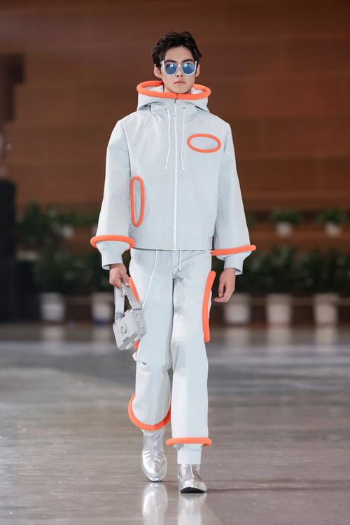 法国皮尔·卡丹2025春夏系列新品发布会亮相北京城市图书馆