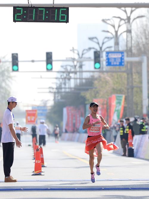 全运会史上首个跨境马拉松赛测试赛鸣枪