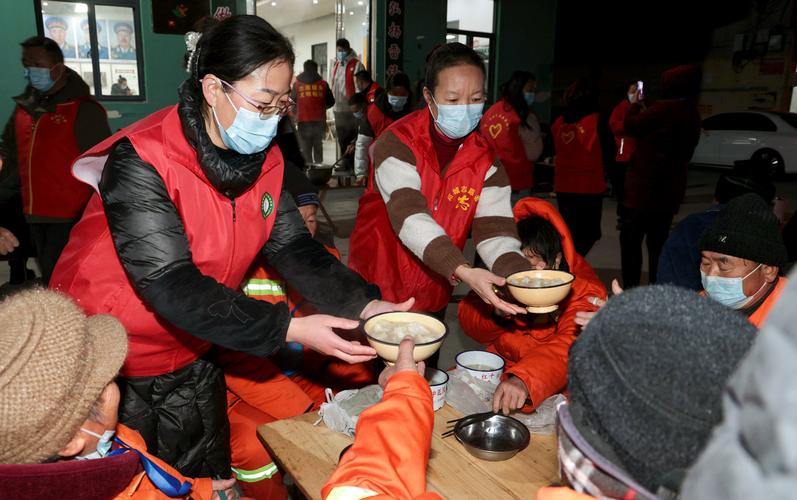 志愿者与记者共享冬运同闹元宵