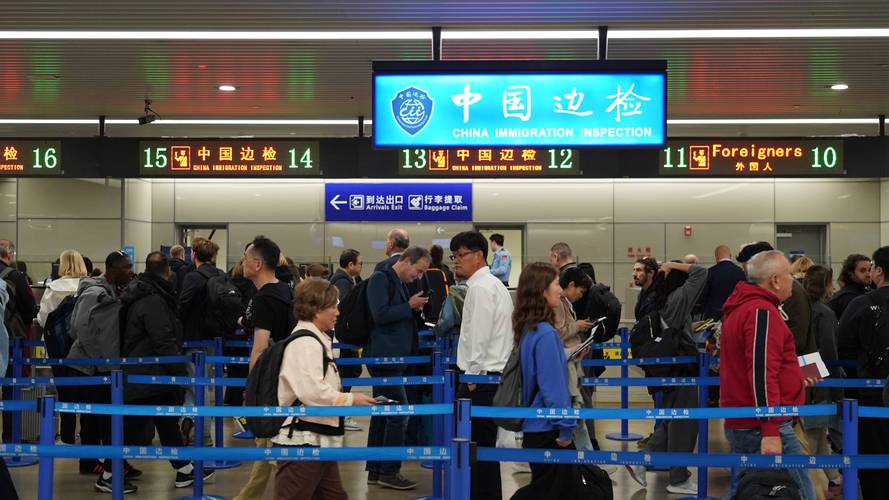 免签新政试行 入境延吉首批韩国籍旅客顺利通关