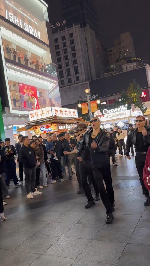 太火爆!200米路开15家店,谁在疯狂“买买买”?不少成都人出手……