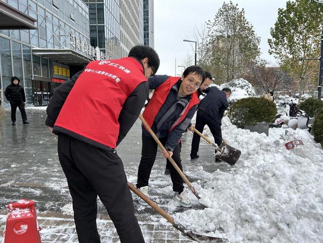 新春走基层|张家界市武陵源区:千名志愿者铲雪除冰助力交通畅通