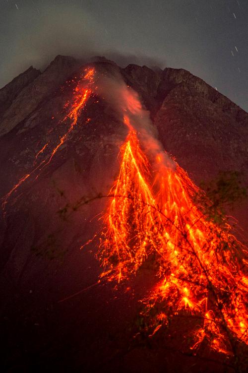 印尼马拉皮火山喷发 持续时间超过3分钟