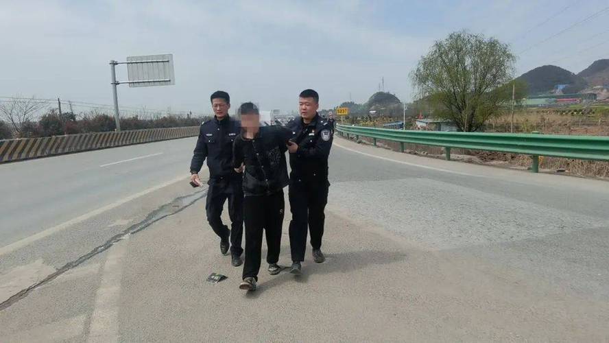 湖南这位民警外出抓捕嫌疑人时,顺便在万里高空救了个人