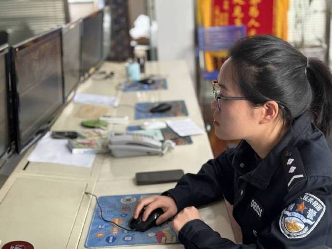95后女警一个眼神杀,嫌疑人直接被吓蒙!