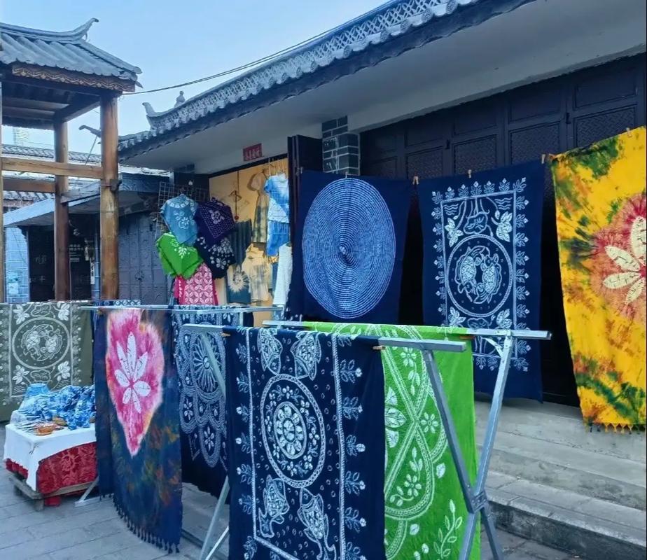 云南大理:游客深度体验白族扎染 “非遗+旅游”成文旅热点