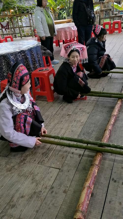 唱山歌跳竹竿舞 美国学生桂林体验壮族民俗文化