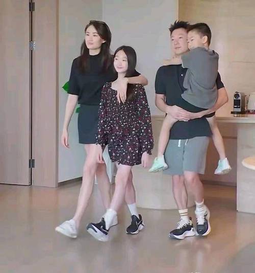 李小鹏带奥莉到澳门参加活动 女儿自信满满毫不怯场
