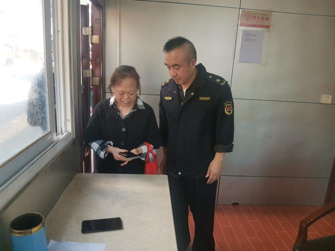 市城管委多举措服务营造干净有序节日环境