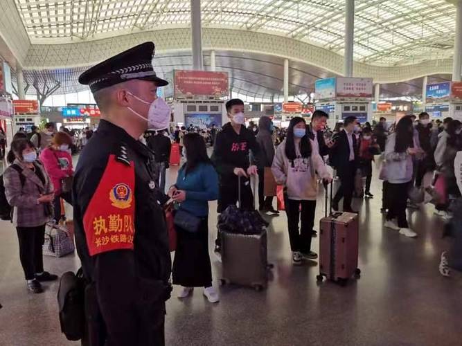 长沙南站派出所民警全程护航春运安全