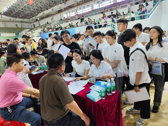 海南省2024年暑期人才招聘会首日活动举办